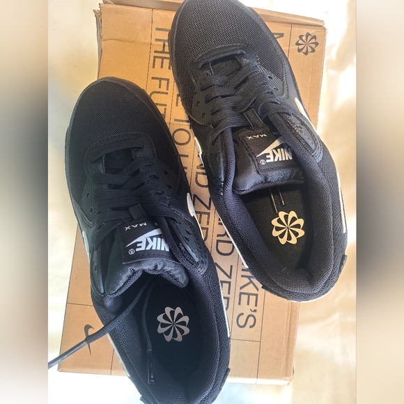 New Woman's 7 Nike Air MAX 90 shoes. - Picture 9 of 9